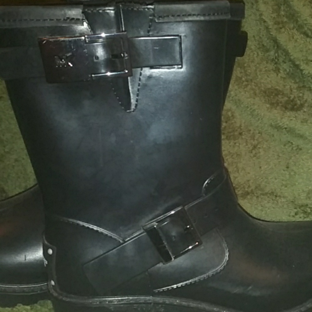 Black boots can be used for rainboots as well
